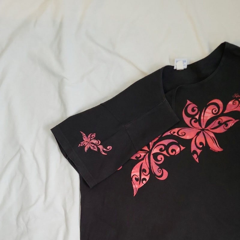 Crazy Shirts Hibiscus Pattern T-Shirt Black Pink L