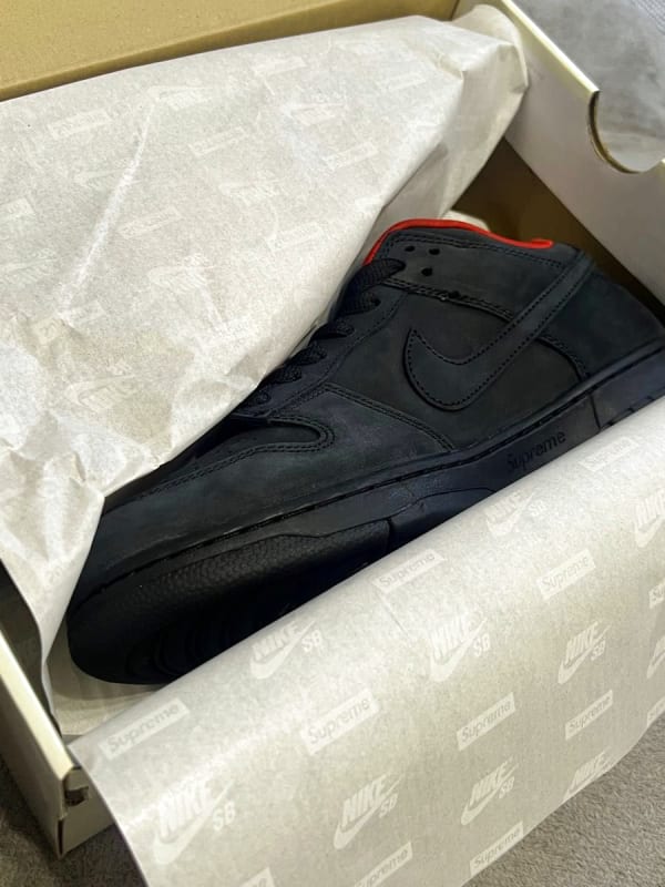 Supreme Nike SB Dunk Low Black