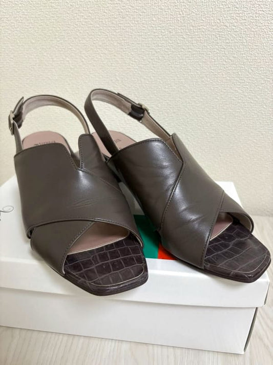 Ginza Kanematsu Brown Square Toe Sandals